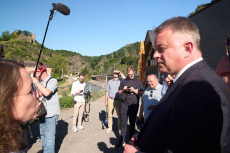 Ministerpr�sident Schnieder verspricht Unterst�tzung f�r das Ahrtal