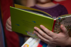 Weltrekord im Mainzer Stadion: Tausende Kinder lesen synchron