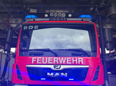 Kind in der Dunkelheit von Stauwehr gerettet