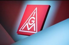 IG Metall plant Warnstreiks in Koblenz - Sternmarsch durch das Industriegebiet