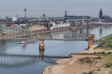 Niedrigwasser auf dem Rhein: Schifffahrt zwischen St. Goar und Mainz stark eingeschr�nkt