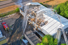 Feuerwehr k�mpft gegen Gro�brand in Lagerhalle bei Bad Sobernheim