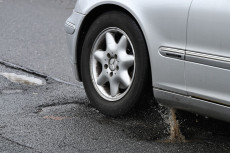 Schlagl�cher in Rheinland-Pfalz: Winter sorgt f�r marode Stra�en