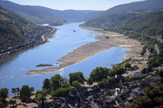Gefahren durch Niedrigwasser an Rhein und Mosel: Polizei warnt