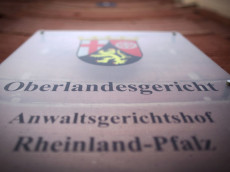 Klageerzwingung wegen Ahrtal-Flut: 4.000 Seiten Antrag eingereicht