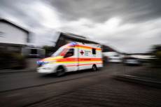 N�chtliche Verfolgungsjagd in M�lheim-K�rlich: Fahrer �berlebt Unfall mit Totalschaden