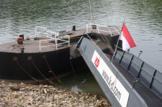 Tankmotorschiff kollidiert mit Anleger auf dem Rhein