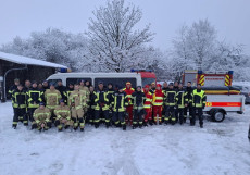 Gemeinsame Rettungs�bung auf dem Eis: DLRG und Feuerwehr trainieren am Elkenrother Weiher