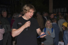 Dominik Eulberg macht Flederm�use im Burggarten Hachenburg h�rbar