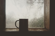 Fenster im Winter putzen: Die besten Tipps für streifenfreie Scheiben