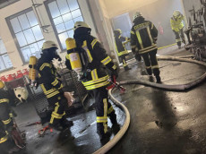 Vier Feuerwehren �ben gemeinsam den Einsatz in einer Werkshalle