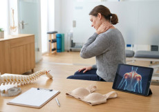 R�ckenschmerzen durch gro�e Br�ste: Wann muss die Krankenkasse zahlen?