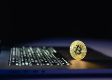 Krypto & PayPal: Regulierung, Sicherheit und gesellschaftliche Debatten