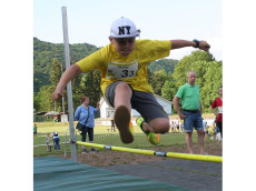 Neues Sportger�t eingeweiht: VfL Waldbreitbach l�dt zum Kinder-Sprungfest ein
