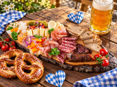 Oktoberfest im Festzelt: Tannenhof in Gro�maischeid l�dt zur Wiesn-Party