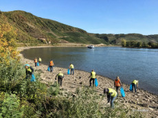 Magnetangler und Umweltsch�tzer bergen Schrott aus dem Rhein