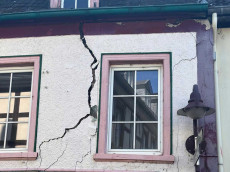 Gefahr durch marodes Geb�ude in Unkel: Nicole Hahn fordert rasches Handeln