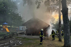 Drama am Abend: Weiherh�tte in Weroth durch Brand zerst�rt