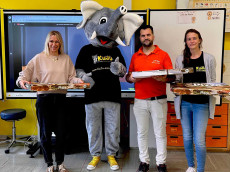 Pizza, Gummib�rchen und Autogrammkarten f�r die Grundschule Niederbreitbach