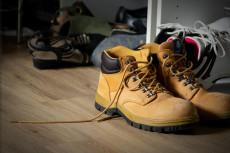 Hausmittel gegen stinkende Schuhe - So beseitigen Sie den Schuhgeruch schnell und einfach