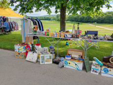 Erster gro�er Flohmarkt in Pracht: Ein buntes Einkaufserlebnis
