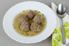 Westerw�lder Rezepte: Klare Fleischbr�he mit Rehhack-Kl��chen