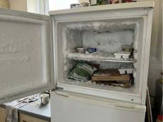 Energie und bares Geld sparen: Wie taut man Gefrierfach oder Gefriertruhe richtig ab?