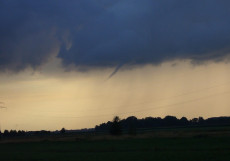Tornado trifft Bauernhof in Dernbach: Tiere in Gefahr