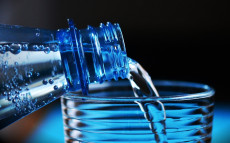 Wie viel Wasser sollte man täglich trinken?