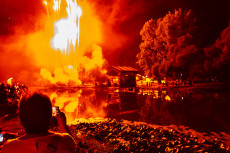 Magischer Lichterglanz zum 75. Jubil�um: Waldbreitbach feiert ein fulminantes "Wied in Flammen"