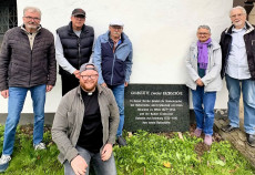 Neue Gedenktafel hebt historische Bedeutung der Kirche in Niederbieber hervor