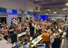 Ausgelassene Oktoberfeststimmung im Knappensaal in Herdorf
