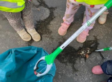 Kleine Umweltsch�tzer im Einsatz: Kita-Kinder s�ubern Oberbieber