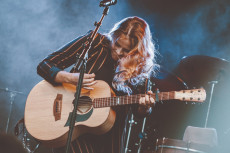 Eine mutige und queere Stimme: Hanne Kahs Folkmusik im Stadthaus Selters
