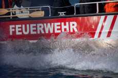 Entwarnung nach gro�em Rettungseinsatz im Rhein bei Koblenz