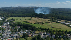 Aktualisiert: Waldbrand bei Hilgert - Sichtbehinderungen durch Rauch auf der A 48