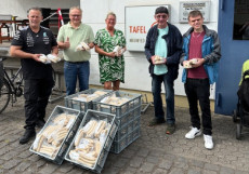 1.000 frische Bratw�rste unterst�tzen die Tafel in Neuwied