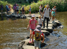 Kinder entdecken die Geheimnisse der Nister bei Stein-Wingert