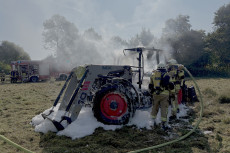 Traktorbrand bei Buchholz-Wallau: Atemschutztrupps wurden eingesetzt