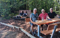 Kausener Rentnergruppe versch�nert Radweg mit neuer Sitzgruppe