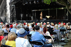 Kulturgenuss in der Abtei Rommersdorf: "Kultur 67+" trotzt der Sommerhitze
