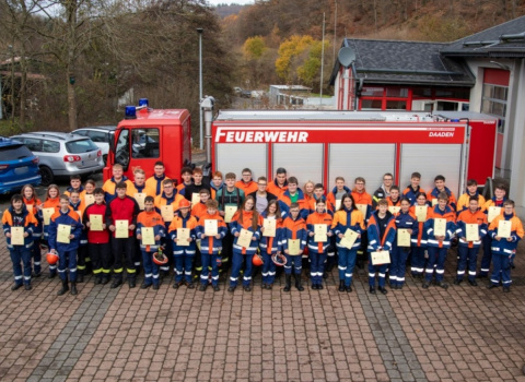 Knotenkunst und Schaumangriffe: Prfungen bei der Jugendfeuerwehr Kreis Altenkirchen