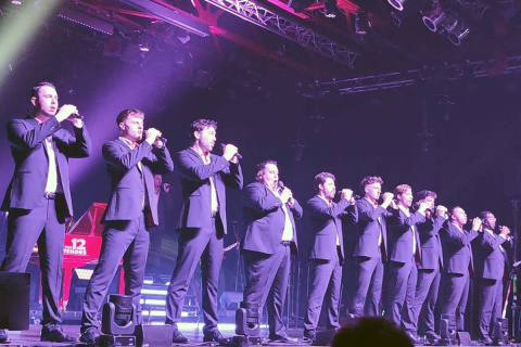 Brillante S�nger und eine faszinierende Lichtshow: "12 Tenors" gastierten in Wissen