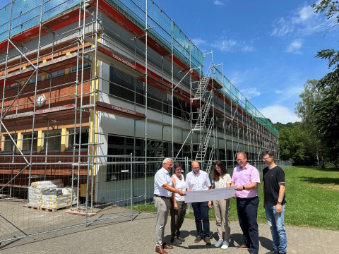 Carmen-Sylva-Realschule erh�lt klimafreundliches Dach