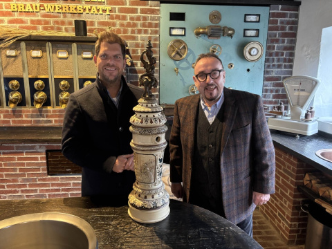 R�ckkehr eines Brauerei-Schatzes: Historische Zapfs�ule wieder in Hachenburg