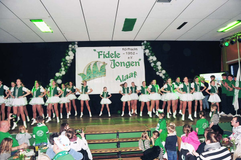 Zweites Alaaf-Schoppen erfolgreich: In Etzbach sorgten Karnevalisten f�r Stimmung