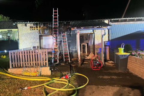 Fassadenbrand in Kausen: Freiwillige Feuerwehren verhinderte gr��eren Schaden