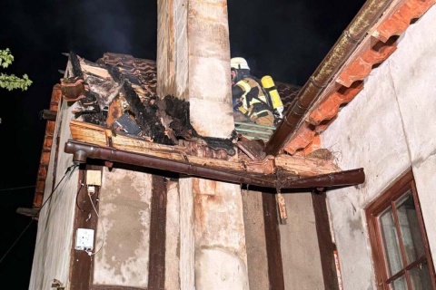 Nchtlicher Brand in Birken-Honigsessen: Feuerwehr muss Dachgiebel lschen
