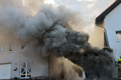 Garagenbrand in Willroth: Zahlreiche Freiwillige Feuerwehren waren im Einsatz