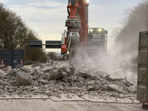 A48 bei H�hr-Grenzhausen gesperrt: Br�cke abgerissen und Feuerwehren trainieren Gefahrgutunfall